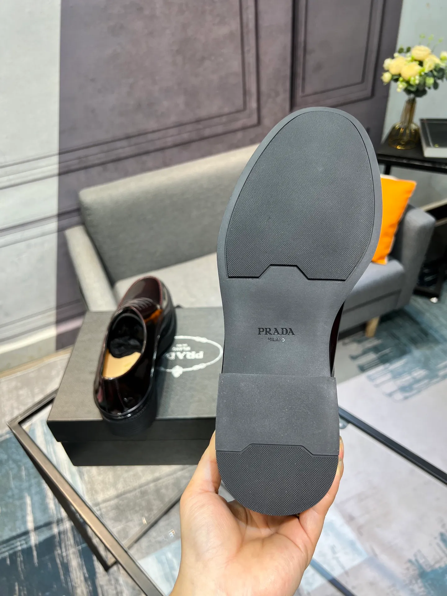 Men's clothing and shoes 💰860 Prada/Prada's new glossy leather loafers are made of open-edge beaded uppers imported from Italy, slip-on loafers style, large piece splicing design, durable and non-deforming, heavy-duty construction, exquisite mark stitching, same material ribbon decoration, blending classic and modern styles, lining with dyed calfskin, standard PRADA logo cowhide feet, original ultra-light matte texture and embossed leather outsole, light and not tired, excellent shock absorption effect, full foot comfort! Size: 39-44 (customized at 38.45)